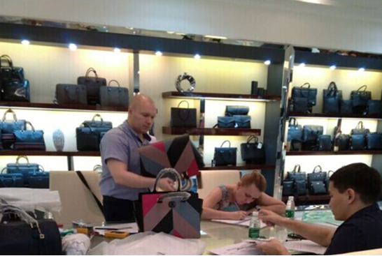 博深皮具某俄羅斯客戶驗貨中